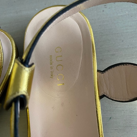 GUCCI Gucci Gold Scalloped Leather Faux Pearl Embellished Thong Flat Sandals - Picture 5 of 8